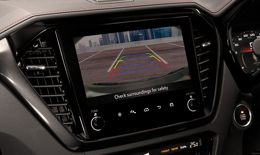 Isuzu D-MAX reversing camera with dynamic guidelines for trailer maneuvering