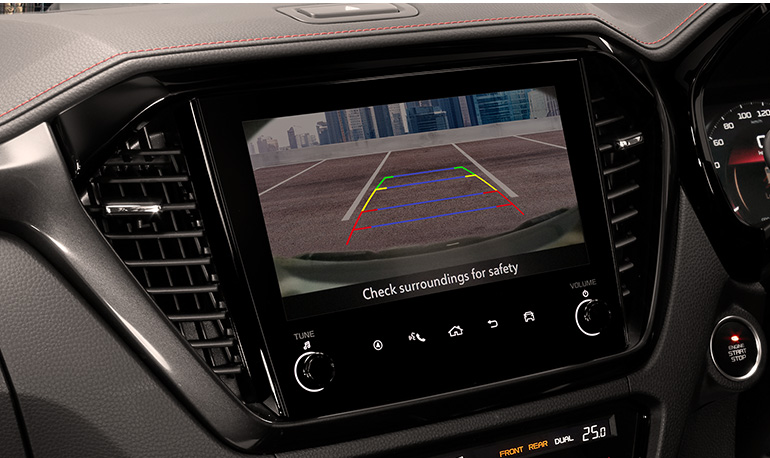 Isuzu D-MAX reversing camera with dynamic guidelines for trailer maneuvering
