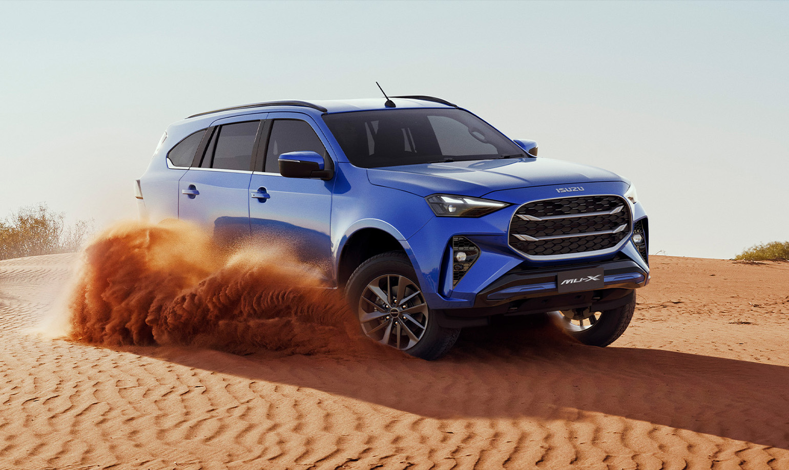 Isuzu MU-X รุ่นผลิตจริงตลาดออสเตรเลียขณะขับบนพื้นทราย