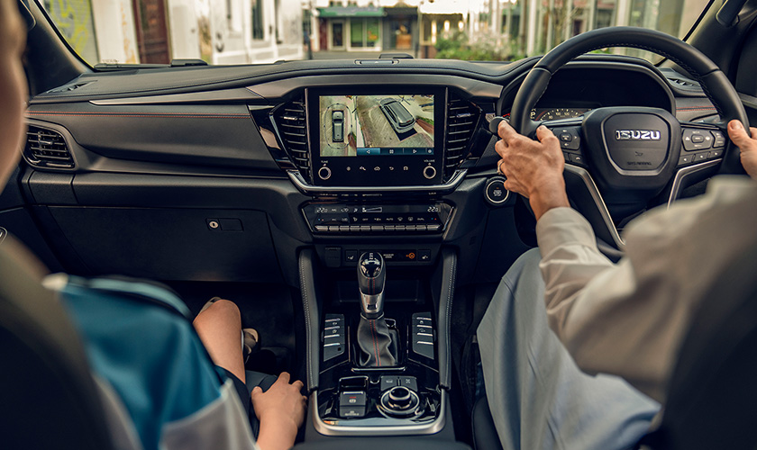 Isuzu MU-X 360° Surround View Monitor displaying vehicle surroundings