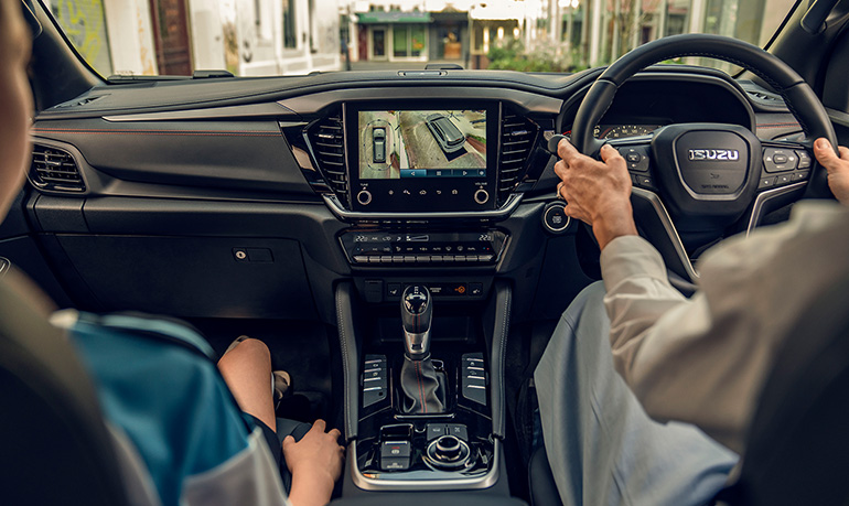 Isuzu MU-X 360° Surround View Monitor displaying vehicle surroundings