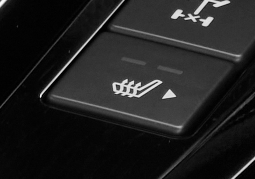 D-MAX X-TERRAIN heated front seat controls